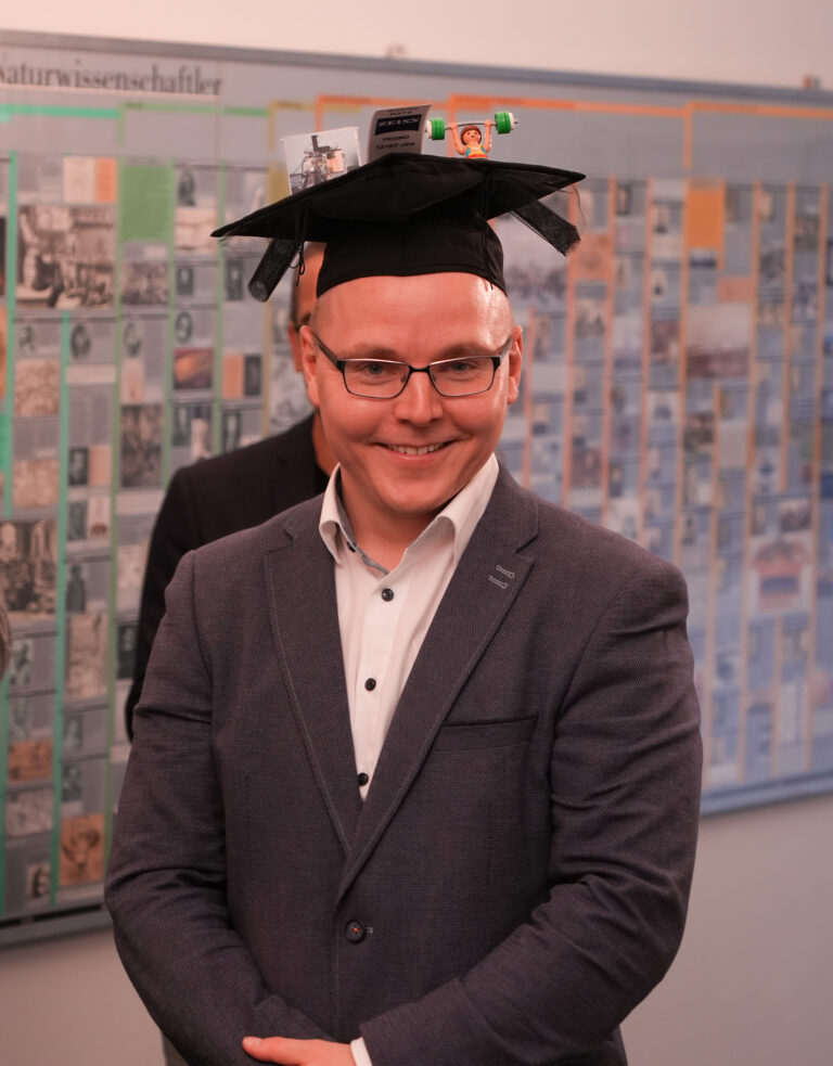 Herr Janik Schaude schließt seine Promotion erfolgreich ab